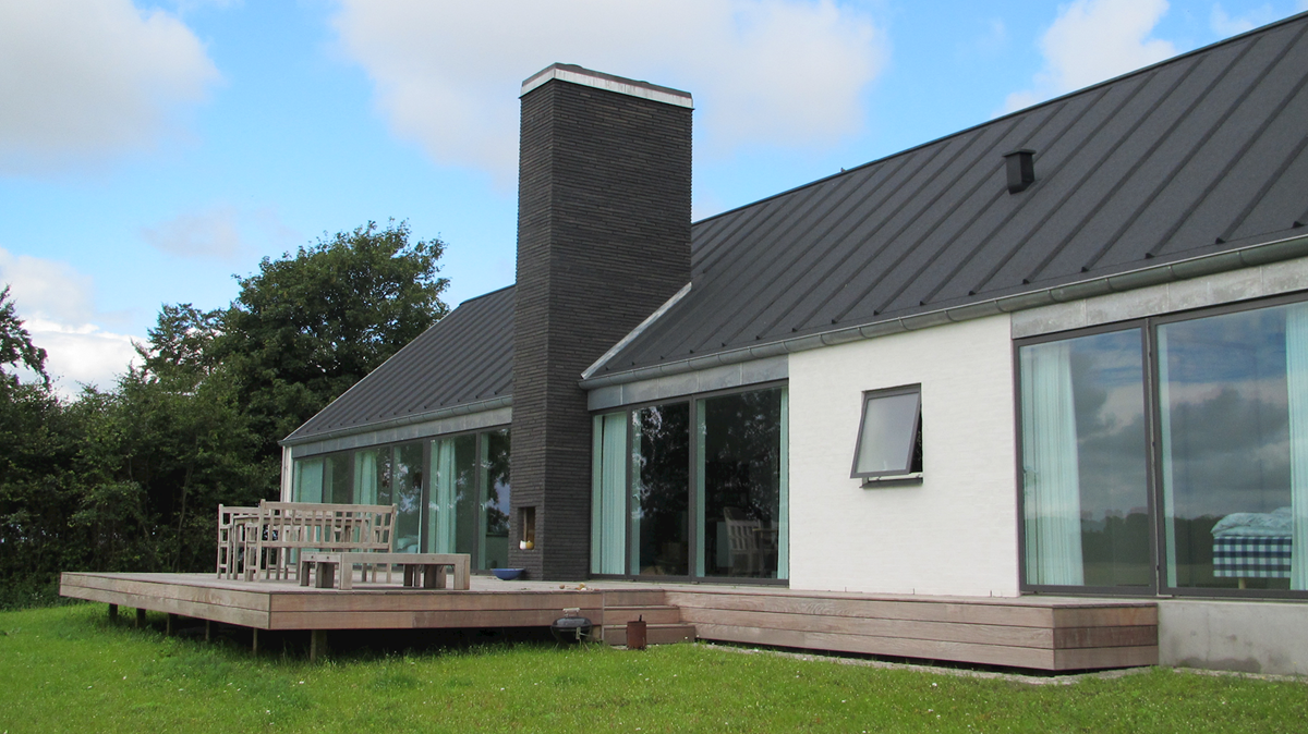 Billede af moderne landsbybyggeri, som i skala og formgivning trækker paralleller til klassisk landsbybyggeskik.