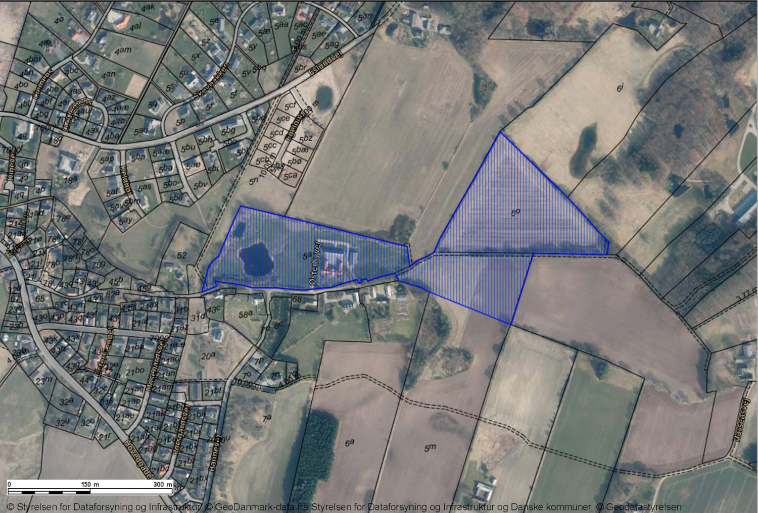 Luftfoto af den sydlige del af Nim, hvoraf der er et arealet markeret, som foreslås taget ud af kommuneplanen. Arealerne er beliggende indenfor kommuneplanramme 37BO08